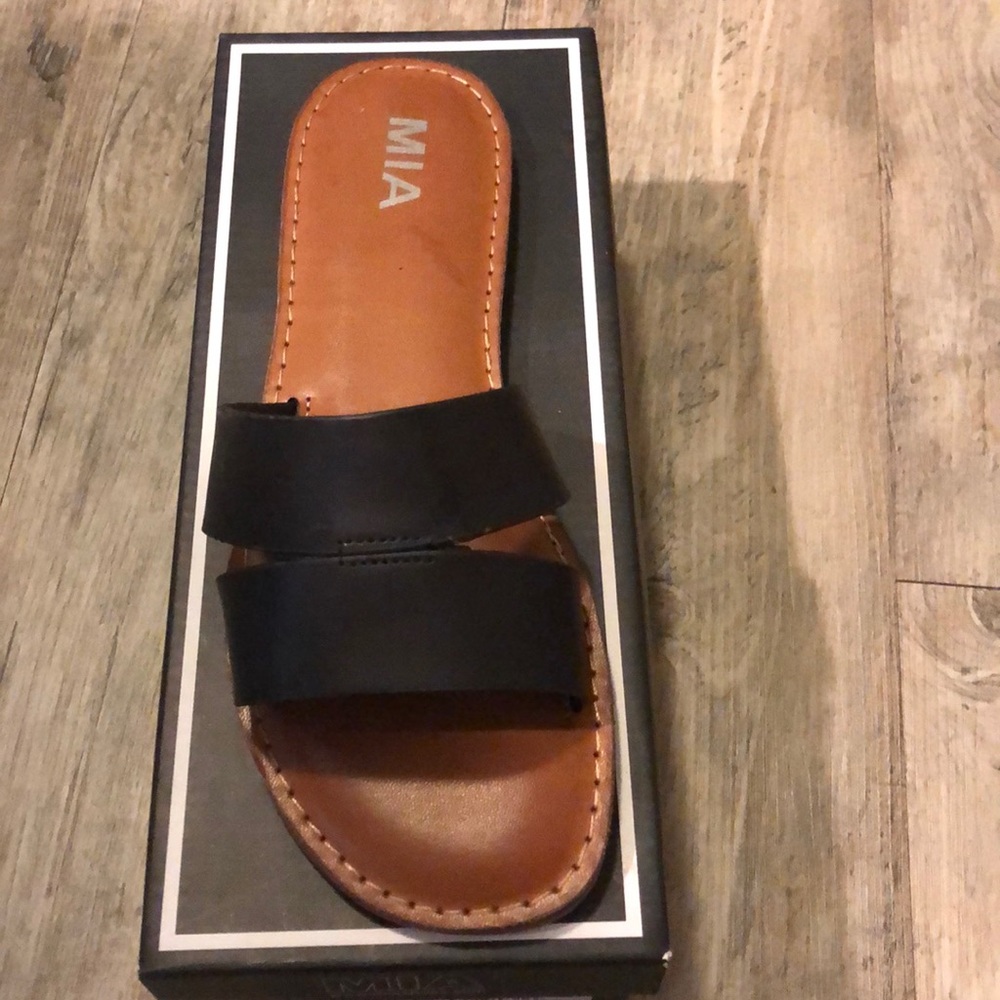 NWOT Mia Black Slip on shoes - small by heel